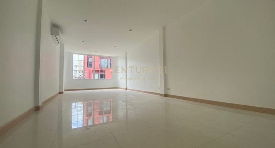 For rent 4 bedrooms townhouse in Watthana, Bangkok