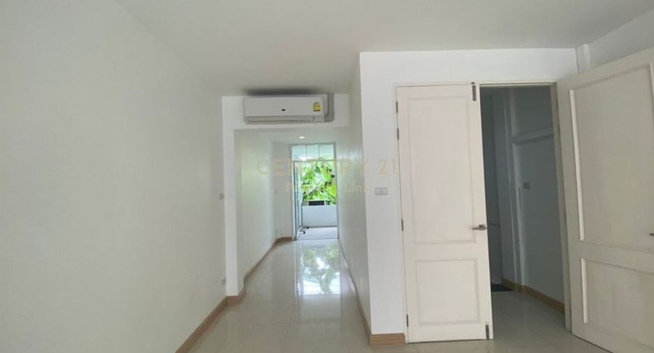 For rent 4 bedrooms townhouse in Watthana, Bangkok