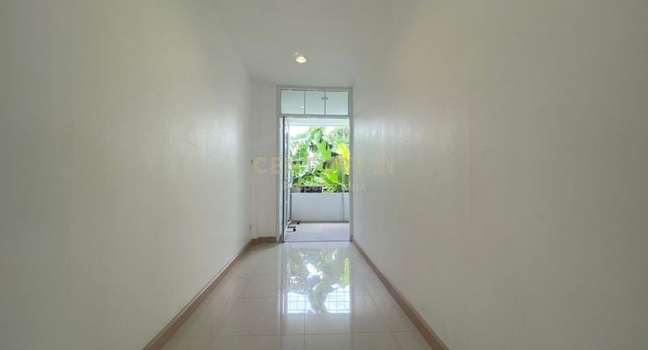 For rent 4 bedrooms townhouse in Watthana, Bangkok