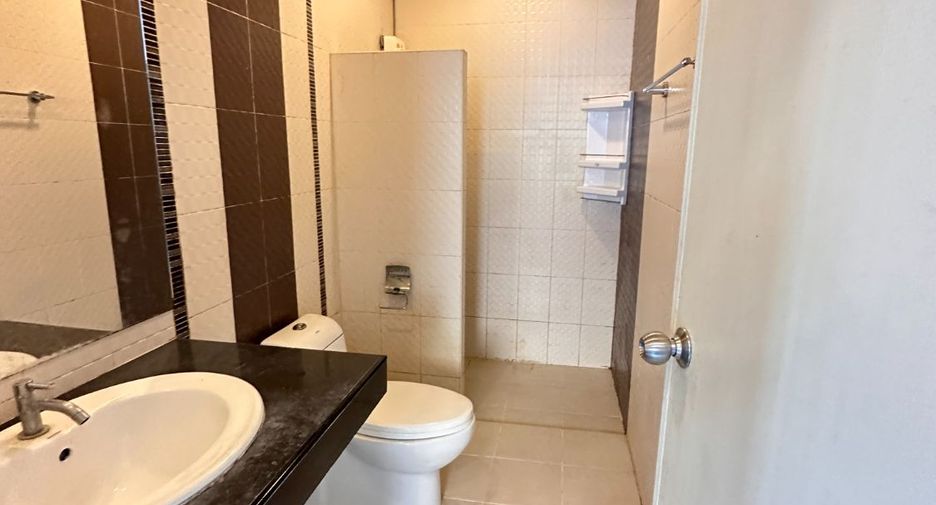 Casa en venta de 2 habitaciones en Si Racha, Chonburi
