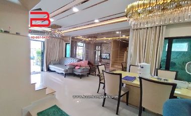 À vendre 3 chambres maison de ville à Sai Mai, Bangkok