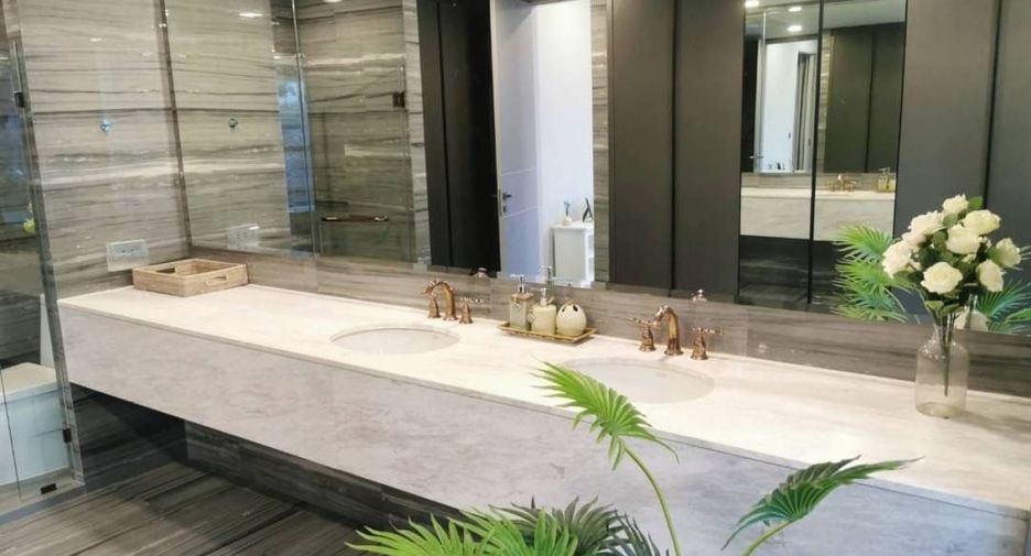 Condo en alquiler de 3 habitaciones en Watthana, Bangkok