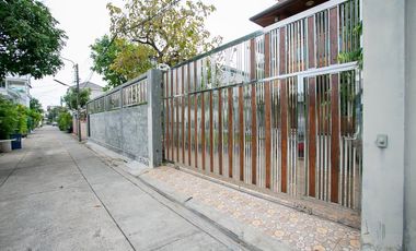 For rent そして for sale 3 Beds house in Huai Khwang, Bangkok