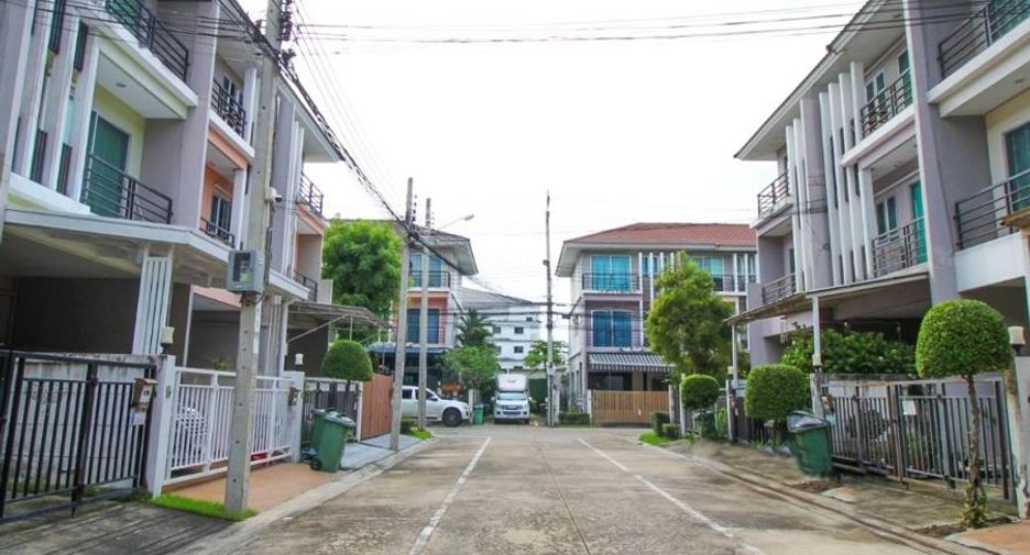 ขาย 4 ห้องนอน ทาวน์เฮ้าส์ ใน บางขุนเทียน, กรุงเทพฯ