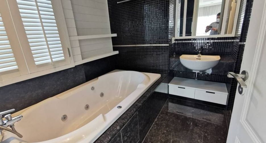 For rent 5 bedrooms condo in Pathum Wan, Bangkok