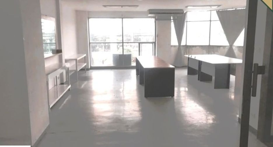 For sale 4 bedrooms retail Space in Wang Thonglang, Bangkok