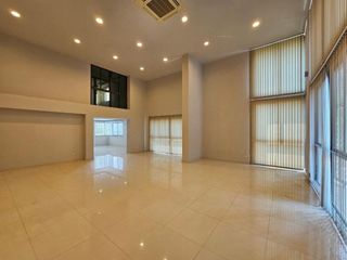 For rent and for sale 7 bedrooms retail Space in Yan Nawa, Bangkok