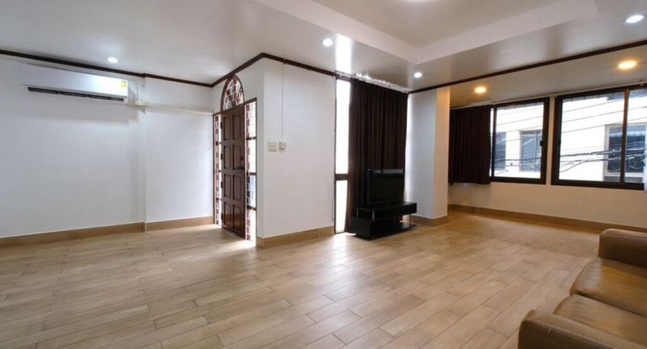For rent 3 bedrooms townhouse in Khlong Toei, Bangkok