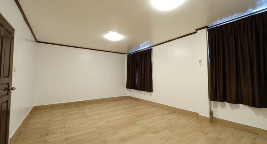 For rent 3 bedrooms townhouse in Khlong Toei, Bangkok