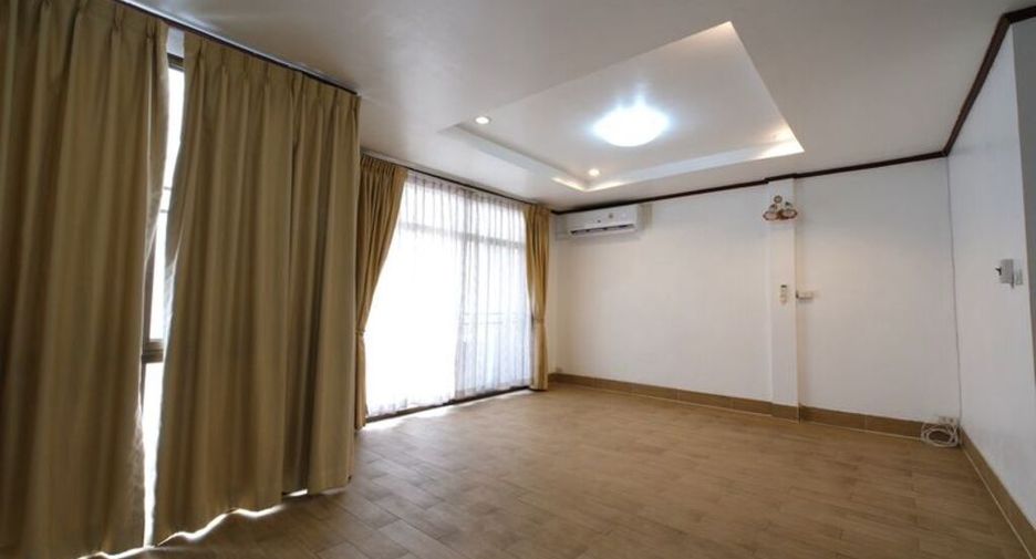 For rent 3 bedrooms townhouse in Khlong Toei, Bangkok