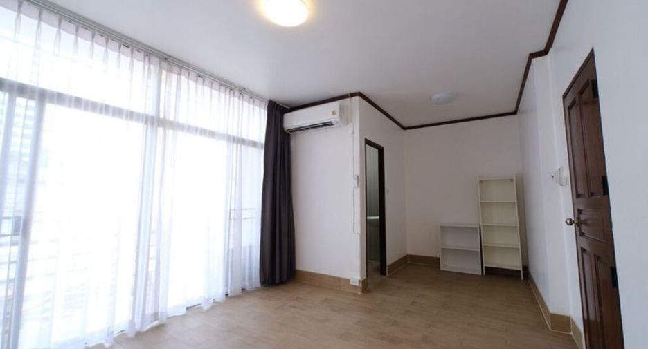 For rent 3 bedrooms townhouse in Khlong Toei, Bangkok