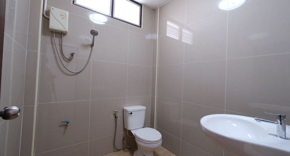 For rent 3 bedrooms townhouse in Khlong Toei, Bangkok