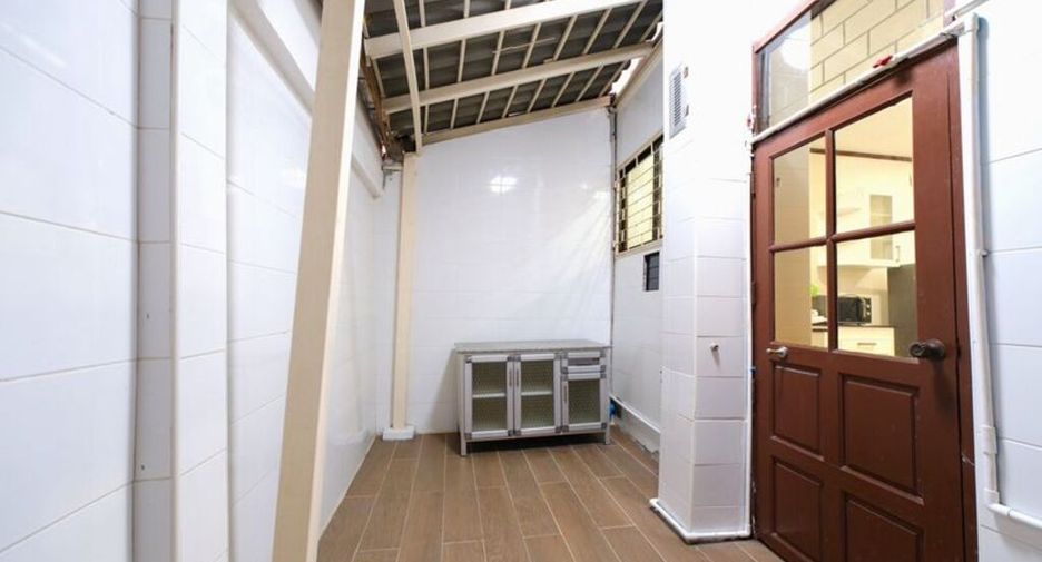 For rent 3 bedrooms townhouse in Khlong Toei, Bangkok