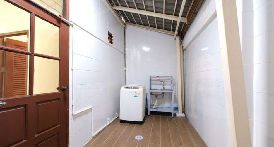 For rent 3 bedrooms townhouse in Khlong Toei, Bangkok