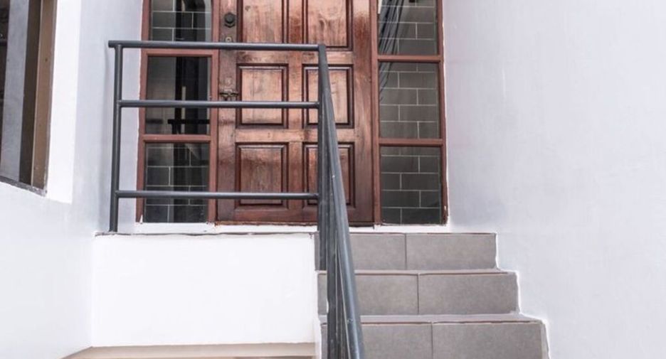 For rent 3 bedrooms townhouse in Khlong Toei, Bangkok