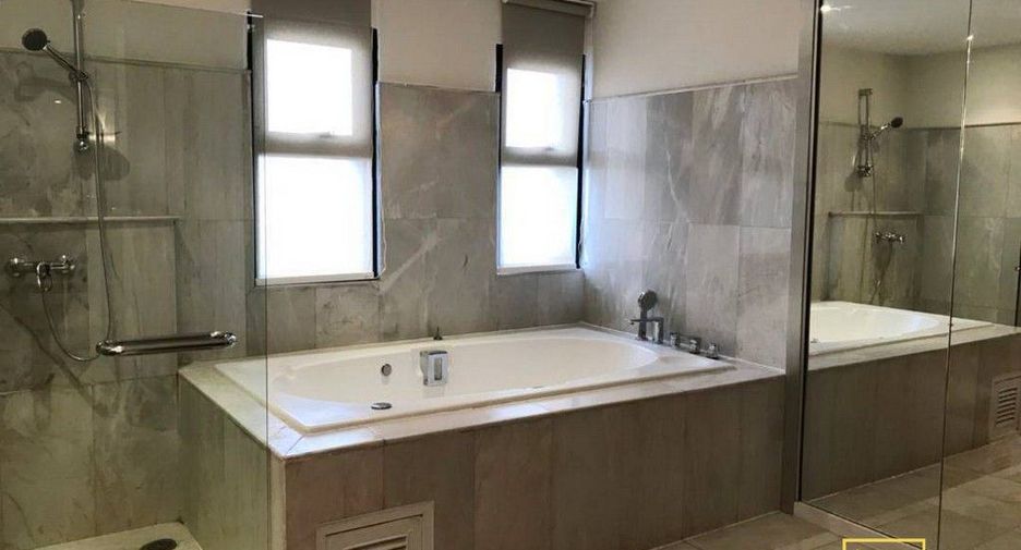 Apartamento en alquiler de 3 habitaciones en Khlong Toei, Bangkok