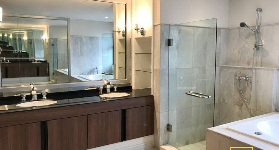 Apartamento en alquiler de 3 habitaciones en Khlong Toei, Bangkok