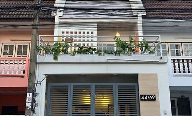 For rent 2 Beds townhouse in Saphan Sung, Bangkok