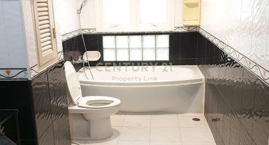 For rent and for sale 5 bedrooms townhouse in Chatuchak, Bangkok