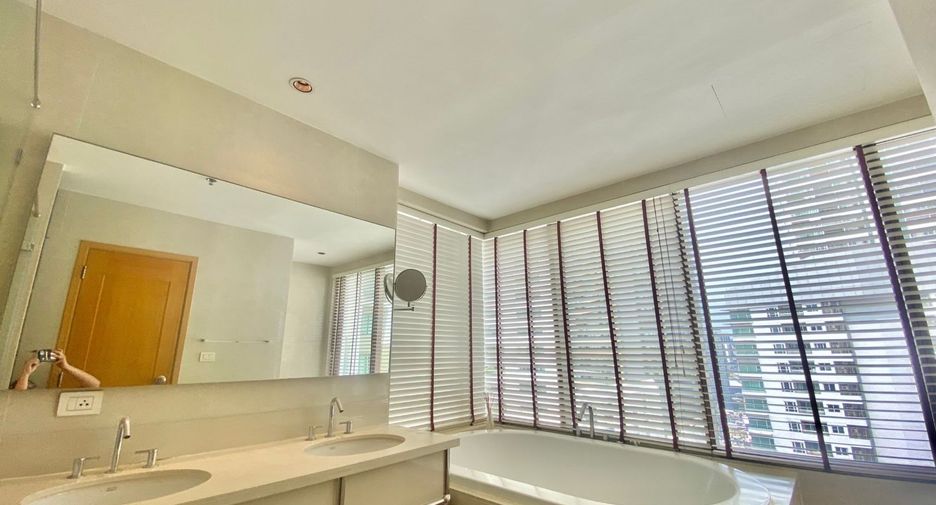 For rent 4 bedrooms condo in Khlong Toei, Bangkok
