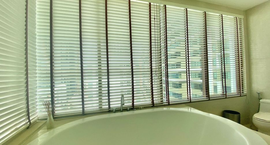 For rent 4 bedrooms condo in Khlong Toei, Bangkok