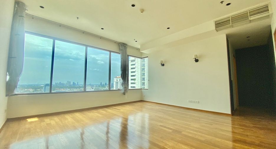 For rent 4 bedrooms condo in Khlong Toei, Bangkok
