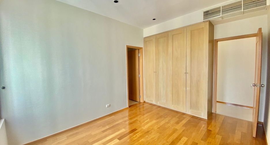 For rent 4 bedrooms condo in Khlong Toei, Bangkok