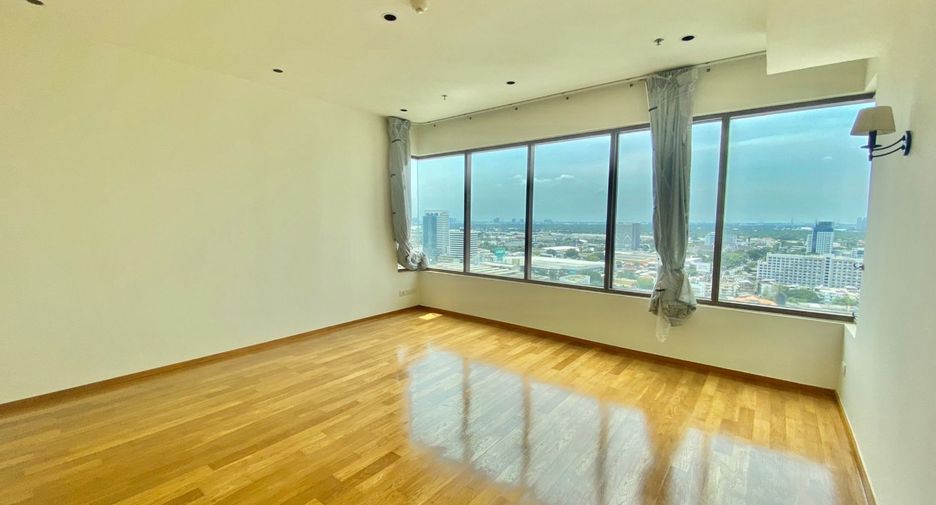For rent 4 bedrooms condo in Khlong Toei, Bangkok