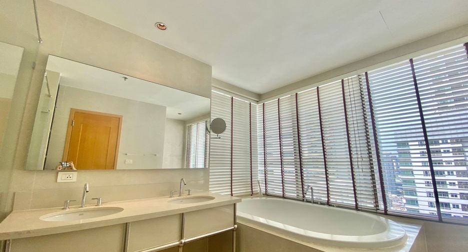 For rent 4 bedrooms condo in Khlong Toei, Bangkok