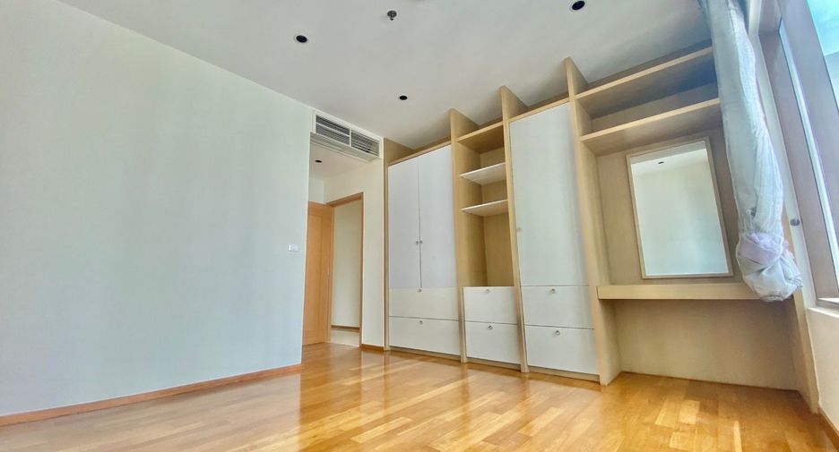 For rent 4 bedrooms condo in Khlong Toei, Bangkok