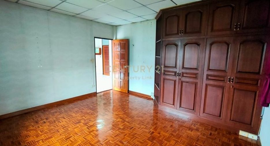 For sale 2 bedrooms house in Huai Khwang, Bangkok
