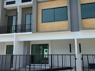 For sale 4 bed townhouse in Mueang Pathum Thani, Pathum Thani