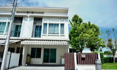 Casa adosada en venta de 3 habitaciones en Khlong Sam Wa, Bangkok