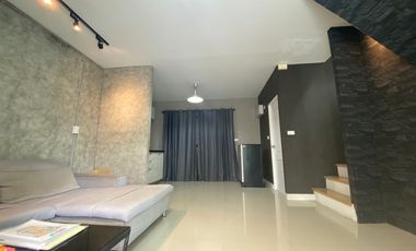 Casa adosada en venta de 3 habitaciones en Khlong Sam Wa, Bangkok