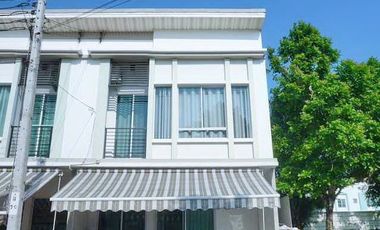 Casa adosada en venta de 3 habitaciones en Khlong Sam Wa, Bangkok