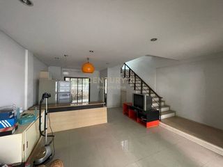 For rent and for sale 3 bedrooms townhouse in Huai Khwang, Bangkok