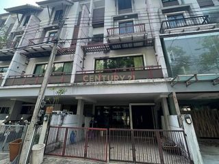 For rent and for sale 3 bedrooms townhouse in Huai Khwang, Bangkok