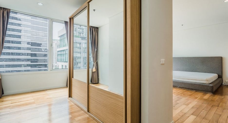 Condo en alquiler y en venta de 4 habitaciones en Sathon, Bangkok