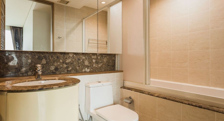 Condo en alquiler y en venta de 4 habitaciones en Sathon, Bangkok