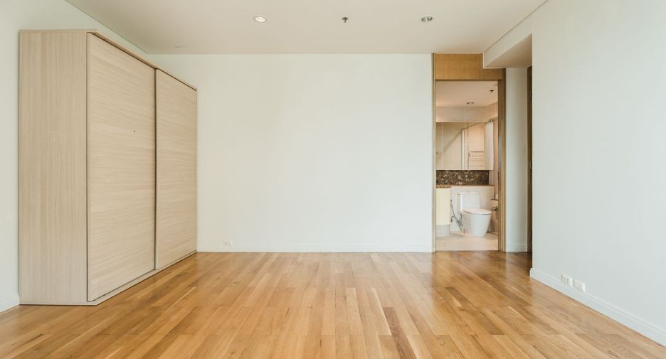 Condo en alquiler y en venta de 4 habitaciones en Sathon, Bangkok