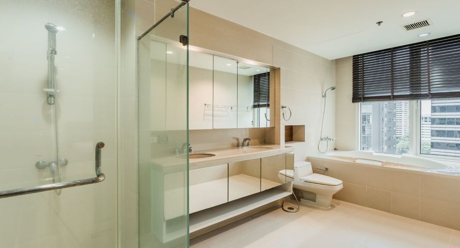 Condo en alquiler y en venta de 4 habitaciones en Sathon, Bangkok