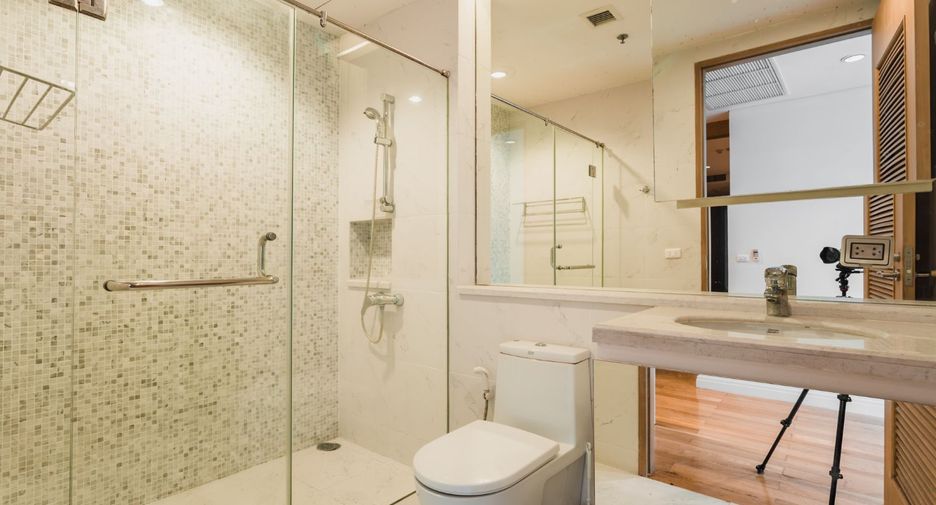 Condo en alquiler y en venta de 4 habitaciones en Sathon, Bangkok