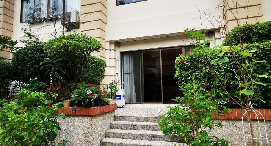 For rent 3 bedrooms townhouse in Watthana, Bangkok