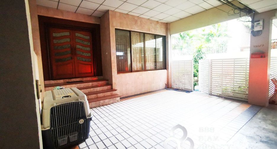 For rent 3 bedrooms townhouse in Watthana, Bangkok