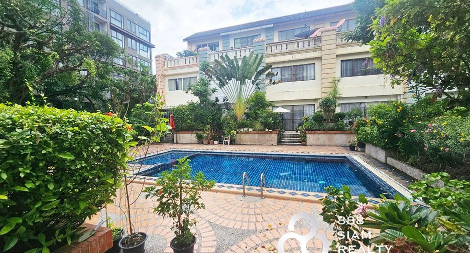 For rent 3 bedrooms townhouse in Watthana, Bangkok