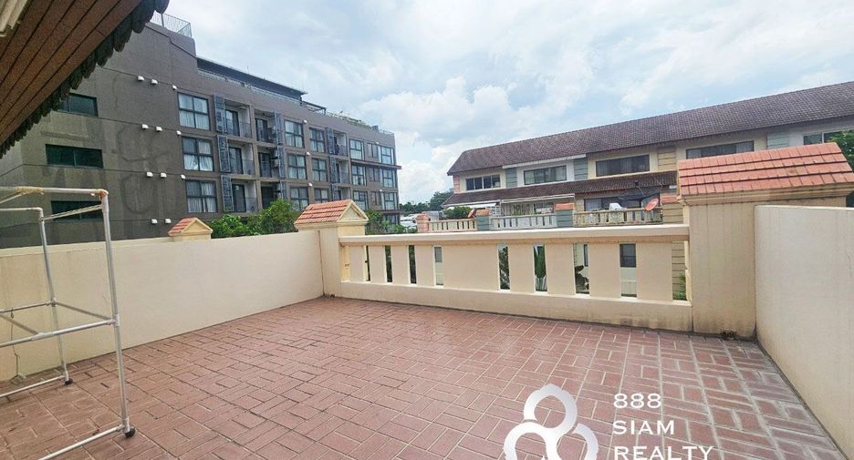 For rent 3 bedrooms townhouse in Watthana, Bangkok