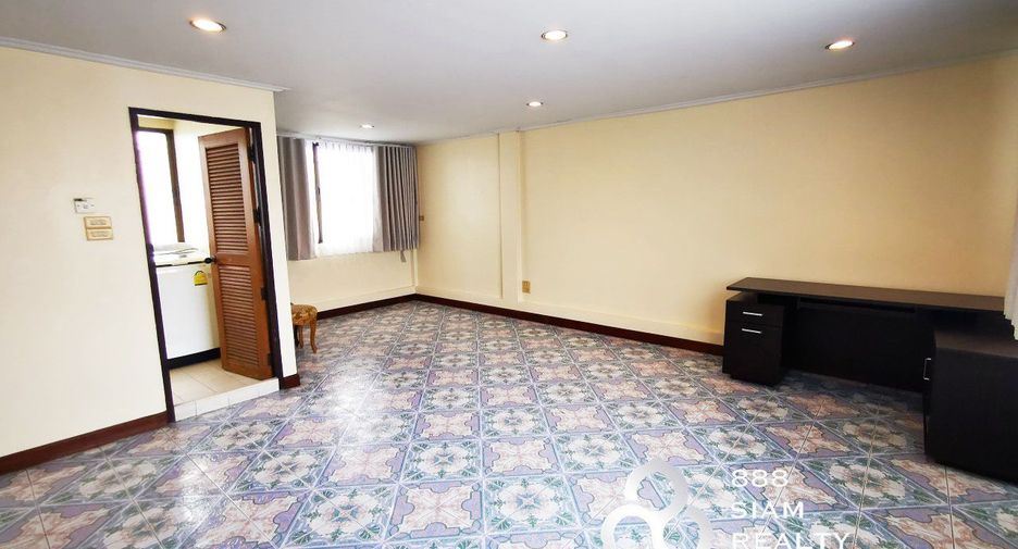 For rent 3 bedrooms townhouse in Watthana, Bangkok