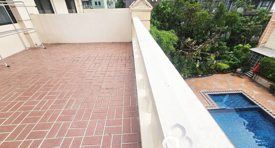 For rent 3 bedrooms townhouse in Watthana, Bangkok