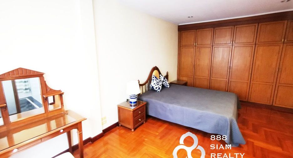 For rent 3 bedrooms townhouse in Watthana, Bangkok