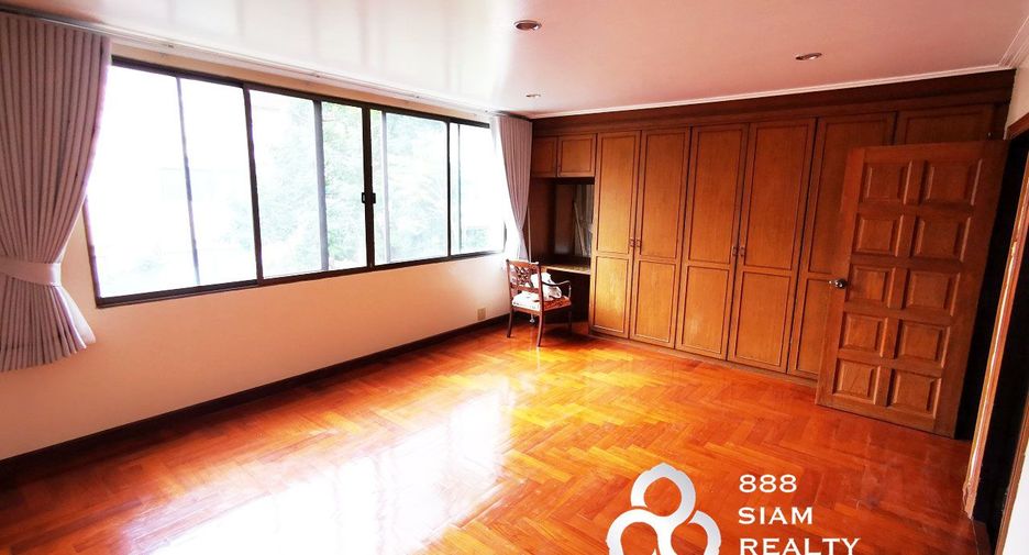 For rent 3 bedrooms townhouse in Watthana, Bangkok